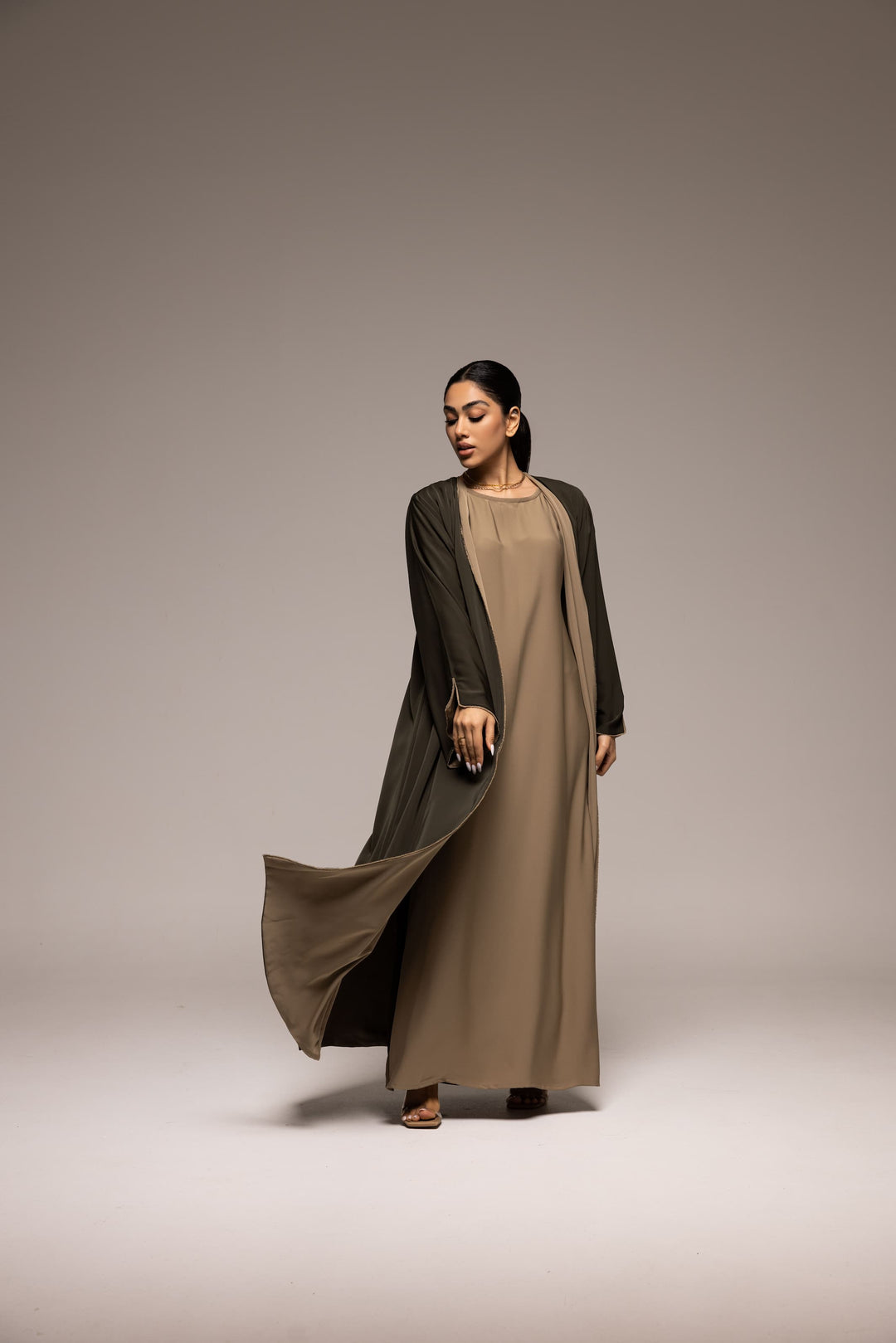 Chic Contrast: The Dual-Tone Elegance Abaya