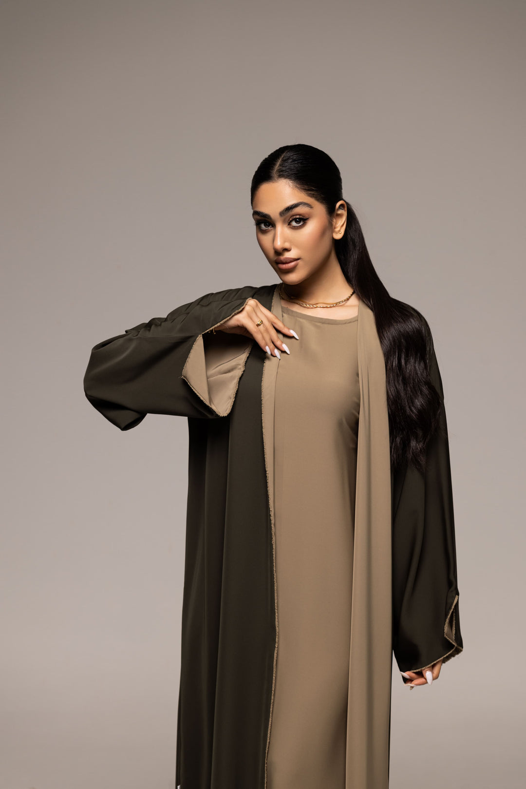 Chic Contrast: The Dual-Tone Elegance Abaya